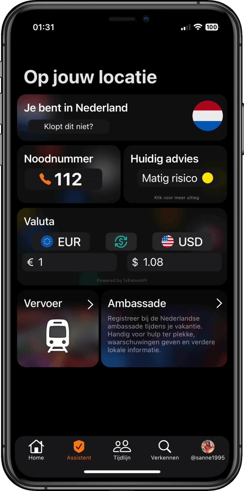 Het assistentscherm: land, noodnummer 112, het huidige reisadvies, een valutaomrekening van euro naar dollar en kaarten voor vervoer en ambassade.